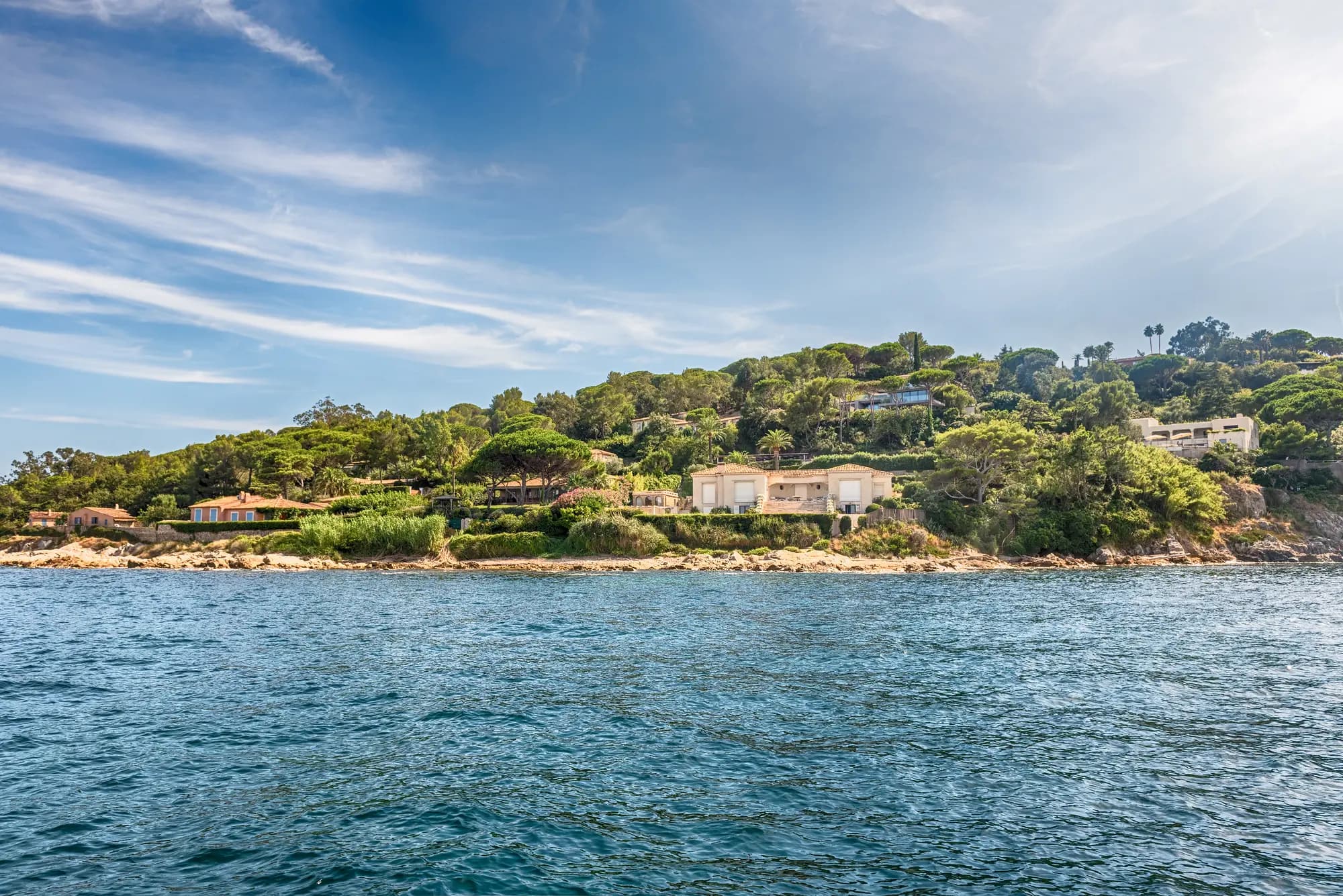 Littoral méditerranéen de la Côte d’Azur : villas accrochées aux pentes boisées surplombant la mer